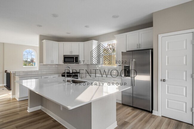 Foto del edificio - Move-In Ready Modern Townhome in Sought-Af...