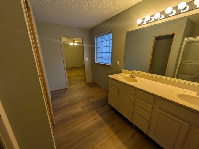 Foto del edificio - 2013 Hickoryleaf Ln