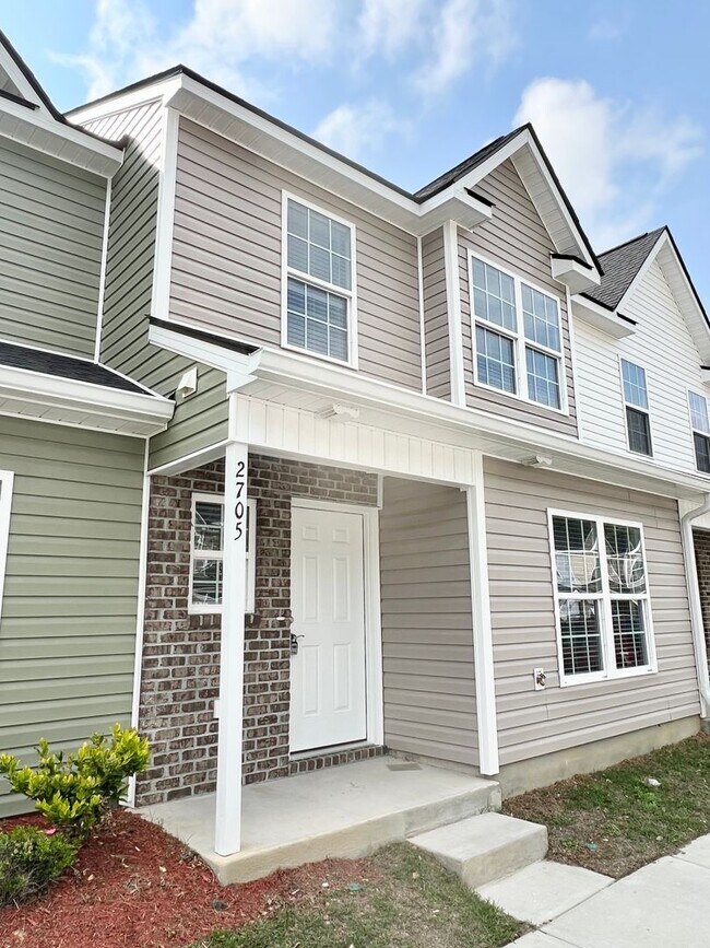 Foto del edificio - MOVE IN READY - FOUR Bedrooms! Master suite on both levels! Great Conway Location!