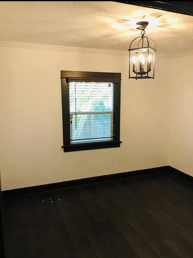 Building Photo - 915 N Chester Ave