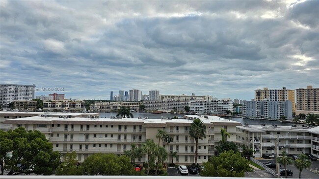 Foto del edificio - 2200 E Hallandale Beach Blvd