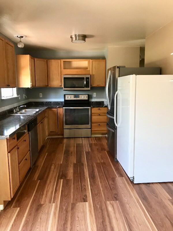 Building Photo - 909 Foothills Ct
