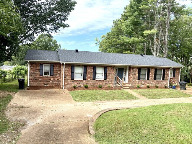 Foto del edificio - 2206 Country Club Ln