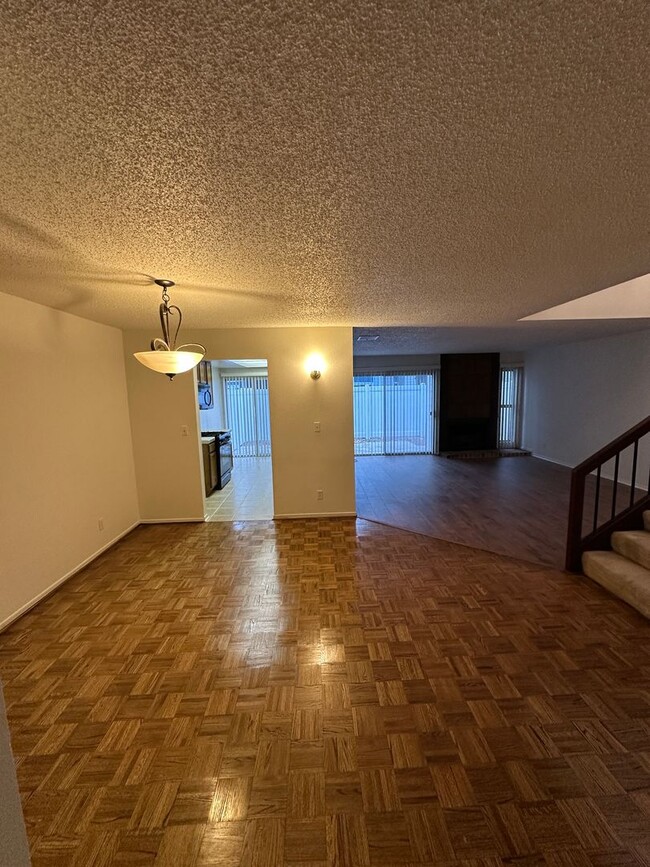 Building Photo - Spacious 2 Story Townhome - 3 Bedrooms, 2 ...