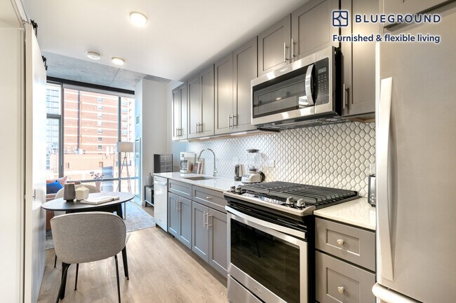 Building Photo - 450 W Belmont Ave