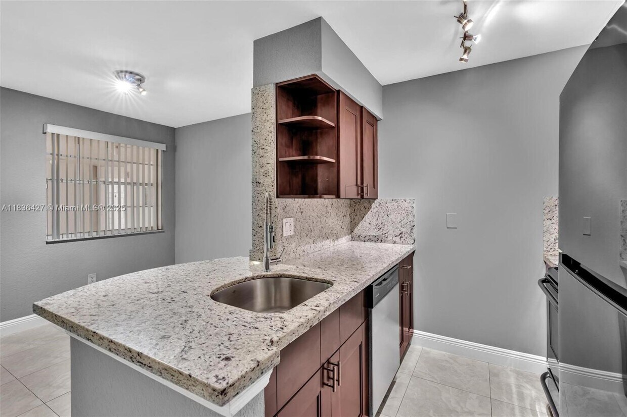 Foto principal - 2880 N Oakland Forest Dr