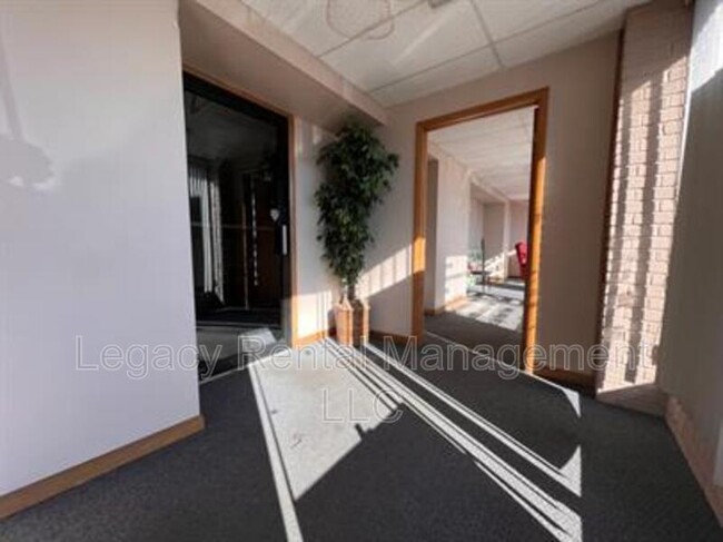Foto del edificio - 485 W Broad St