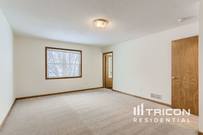 Building Photo - 3649 Kahler Dr NE