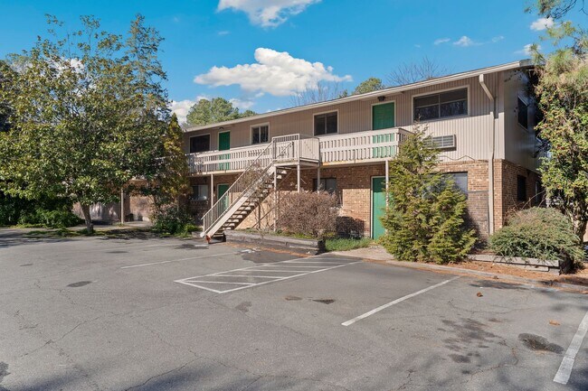 Building Photo - Two bedroom updated paint, carpet washer/dryer included in unit - Immediate Move In