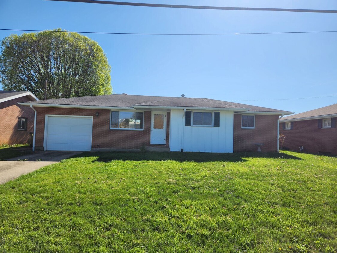 Foto principal - Pet-friendly Home w/ Plenty of Room in Con...