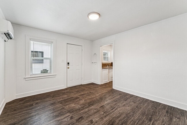 Building Photo - 907