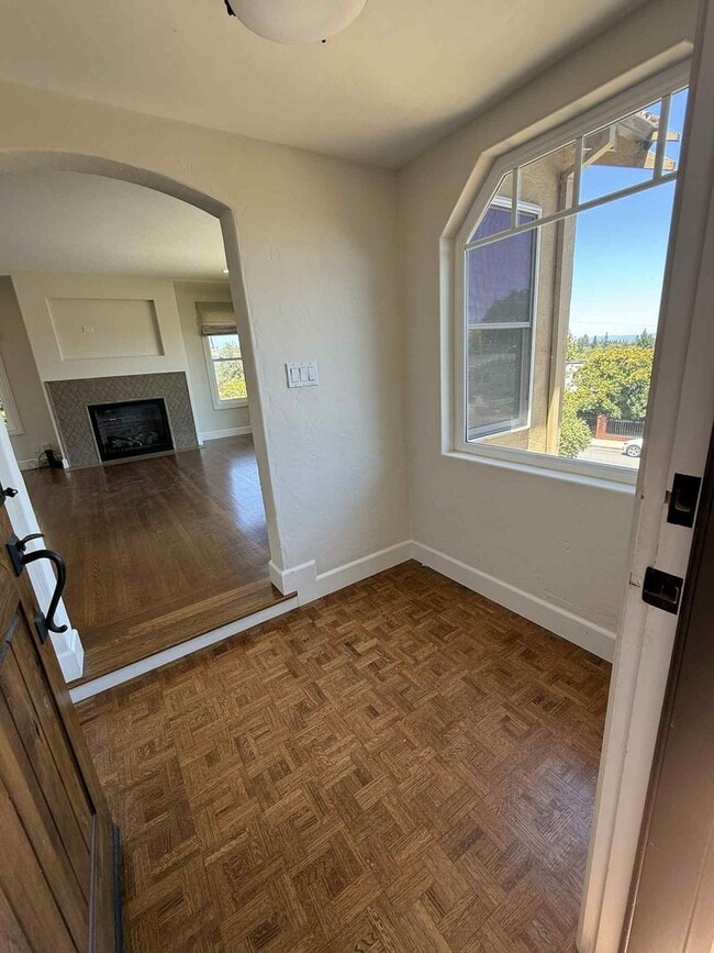 Building Photo - Redwood City Hillside Retreat – 4BR, 3BA w...