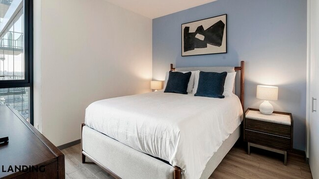 Building Photo - 513 S Damen Ave