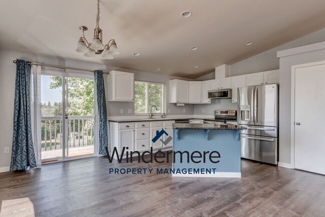 Building Photo - 3 Bed 2 Bath Pet Friendly Home