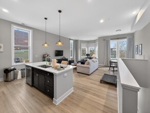 Building Photo - 1535 N Maplewood Ave