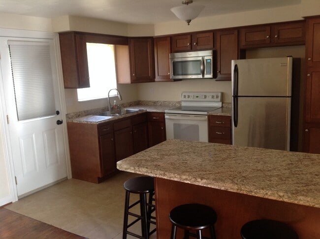 Building Photo - 563 Hickory Dr