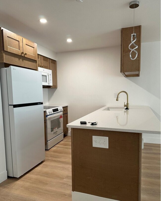 Kitchen - 1065 University Ave