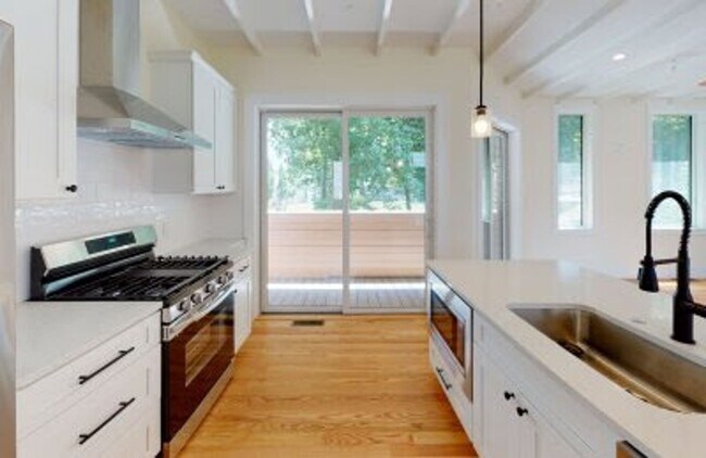 Foto del edificio - No Brokers Fee, New Construction in Brookline. Central Heat/AC, In Unit Washer and Dryer, Parking...