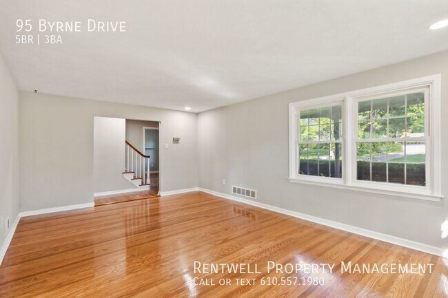 Building Photo - Five bedroom Single Colonial Home in Phoen...
