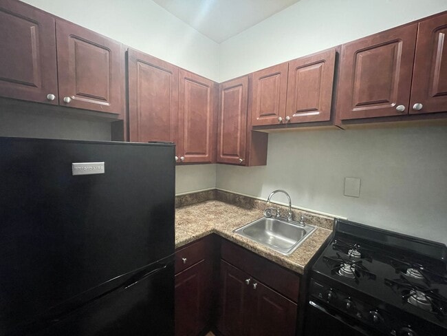 Building Photo - 652 W Sheridan Rd