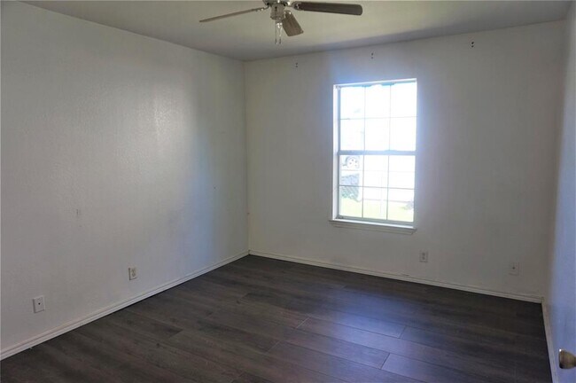 Building Photo - 907 N Brents Ave