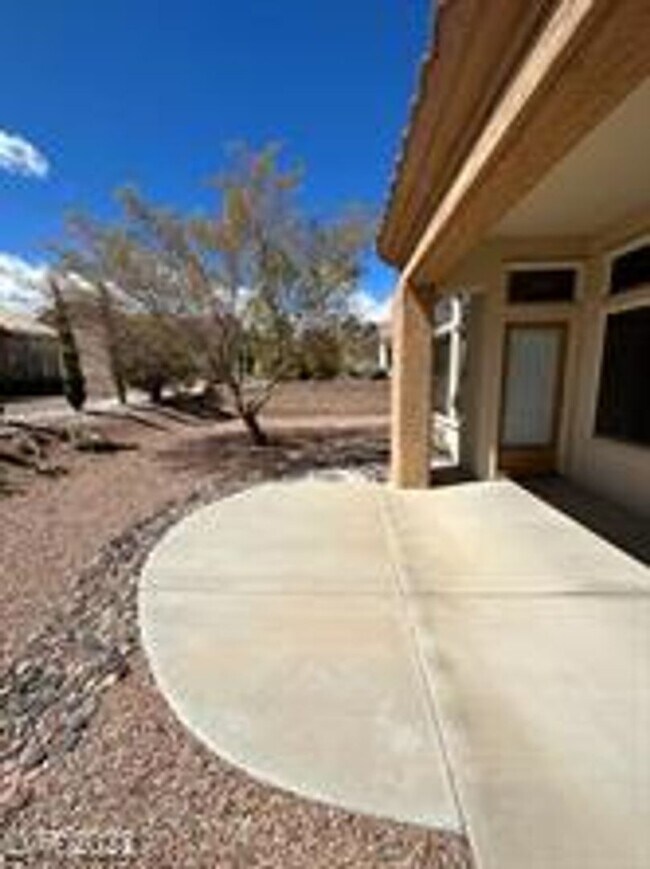 Foto del edificio - Charming 3-Bedroom Home in a Beautiful 55+...