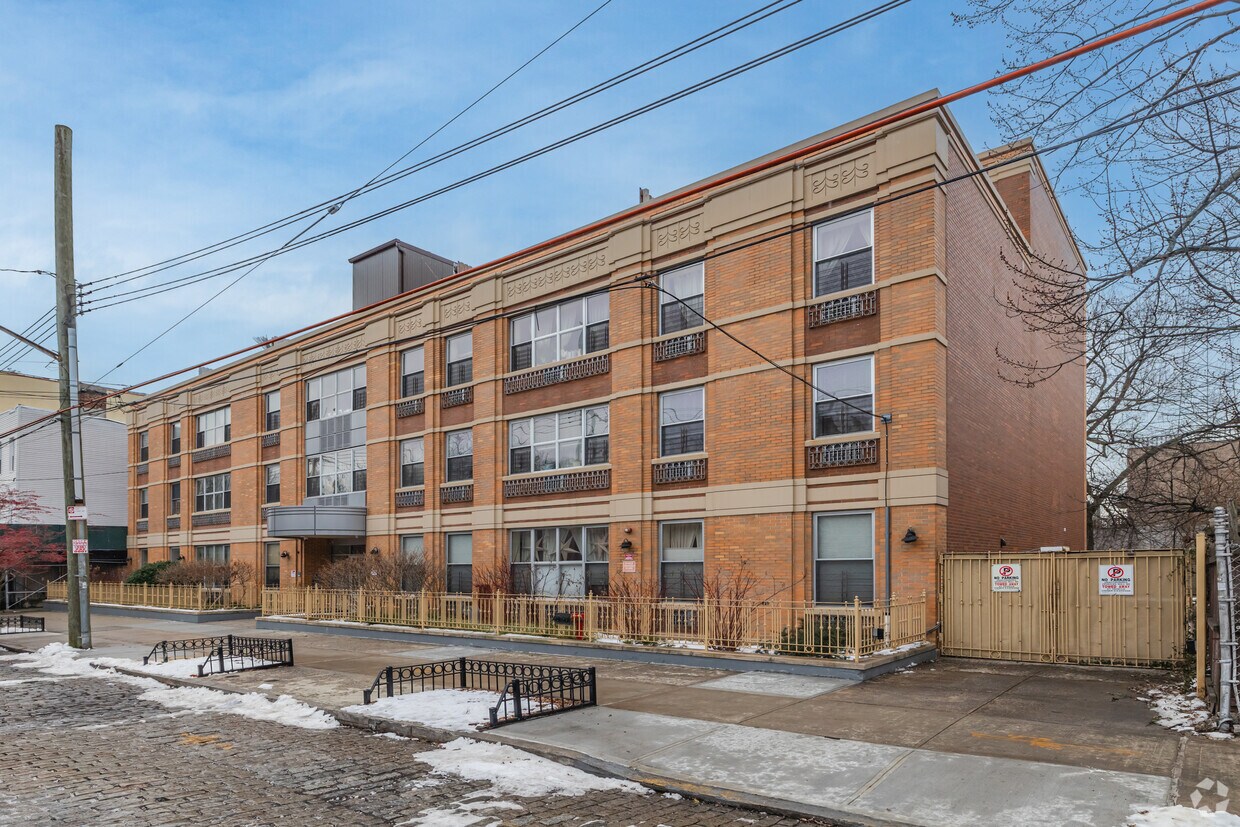 Cooperativas de gancho rojo Manzione - Manzione Red Hook Co-ops
