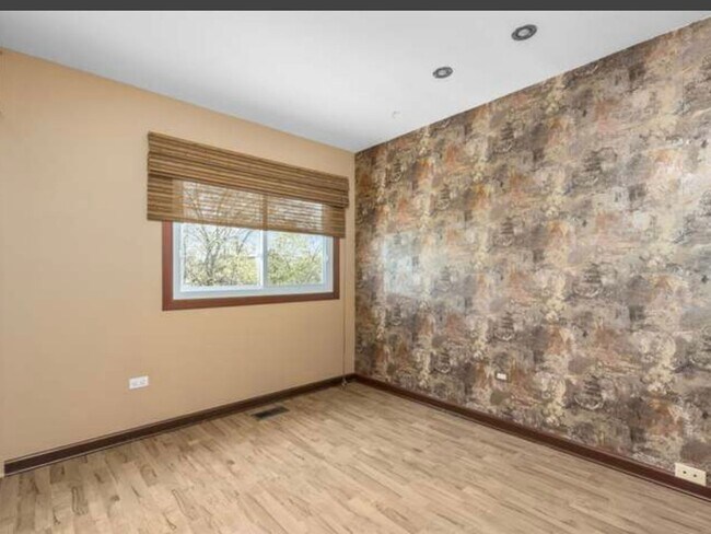 Building Photo - 3 Bedroom Townhome in Wheeling