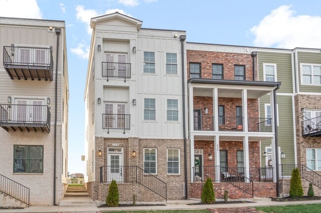 Foto del edificio - Gorgeous 3 Story 4 Bedroom Pet Friendly Home For Rent!