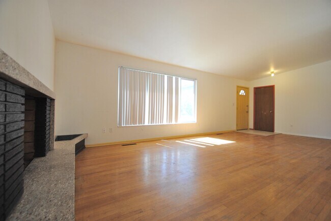 Building Photo - 1379 Juniper Dr