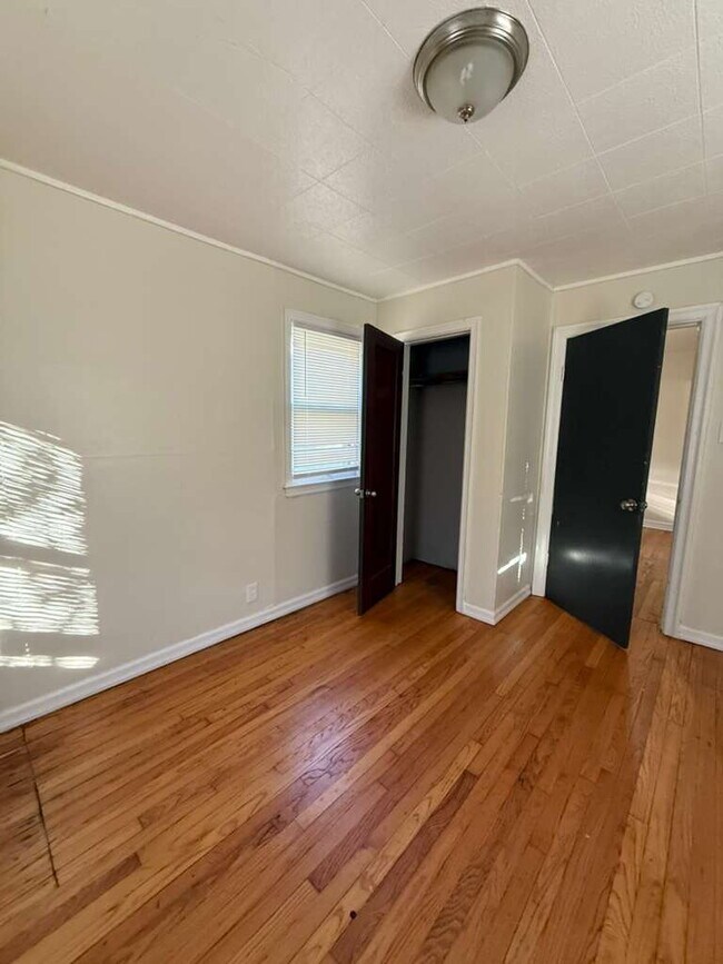 Building Photo - "Charming 3-Bedroom, 1 bath Riverview Retreat with Hardwood Floors & Unfinished basement!"  Ready...