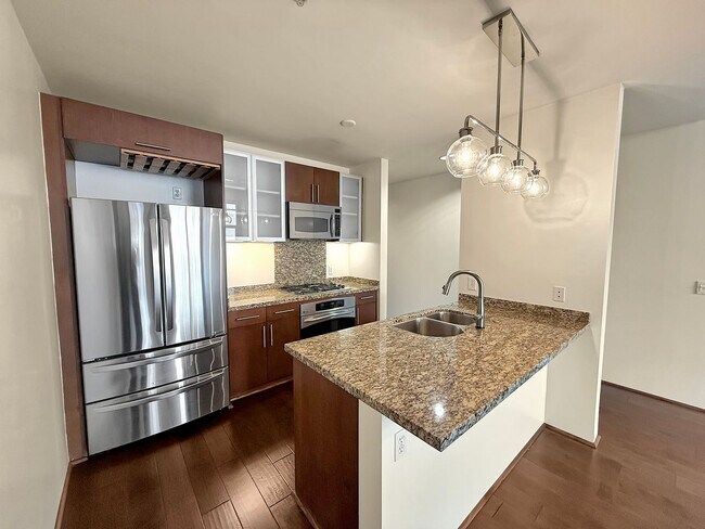 Foto del edificio - Large and bright 2 bedroom, 2 bathroom condo in Little Italy Downtown!