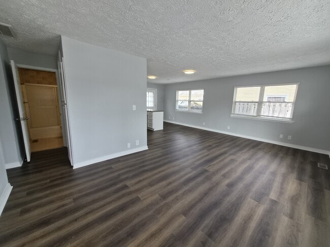 Building Photo - 484 Carol Dr