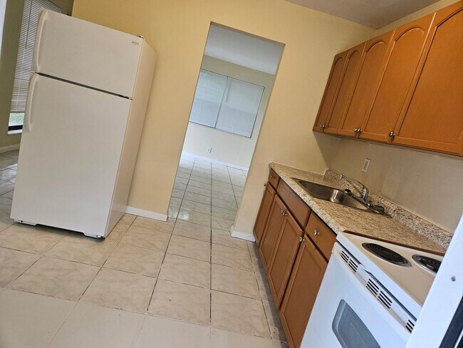 Foto del edificio - 2 bedroom 1 bathroom laundry hook ups