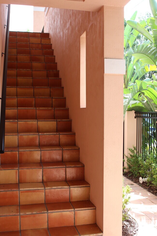 Escaleras al segundo piso - 3319 W Granada St