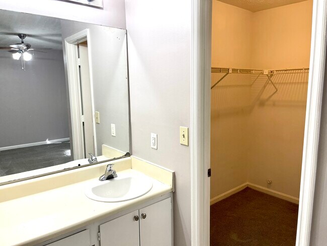 Building Photo - 216 Sheraton Ct