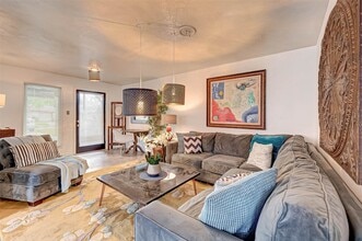 Building Photo - 6018 Berendo St