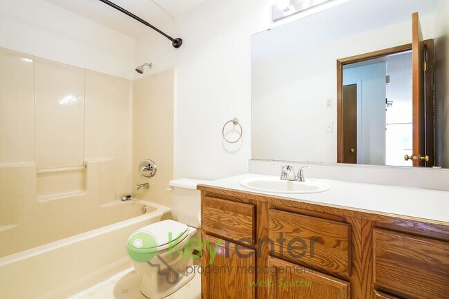 Foto del edificio - **Rent Special** Remodeled Two-Bedroom with Open Floor Plan, Parking, and Easy Transit Access