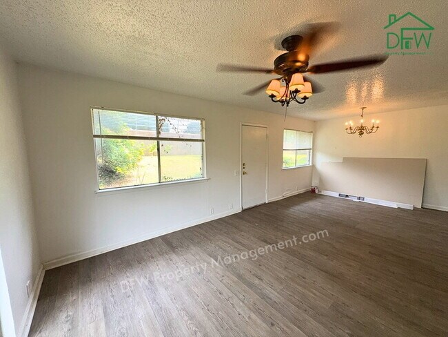 Foto del edificio - 3 Bed / 2 Bath Townhome - Fenced Yard, Community Pool