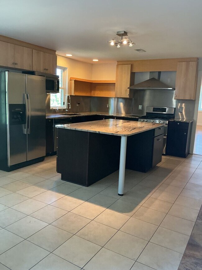 Foto del edificio - Modern Comfort Meets Southern Charm in the...