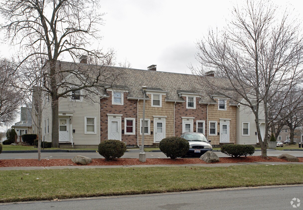 Building Photo - 1302 S Danley Sq