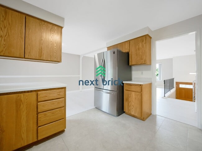 Building Photo - 6 Bed and 3 Bath Single Family Home Available Now!