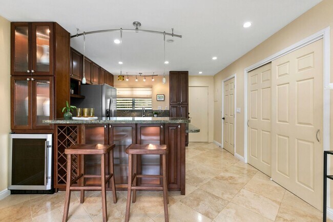 Foto del edificio - Kahala Tropic Gardens 2 bed 1.5 bath Fully Remodeled Condo