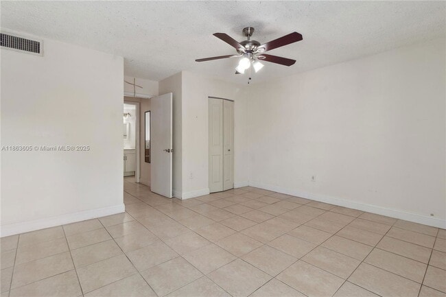 Foto del edificio - 10834 N Kendall Dr