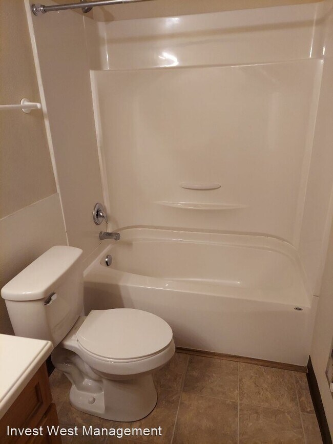 Building Photo - 1 br, 1 bath Apartment - 8402 NE 8TH WAY 8...
