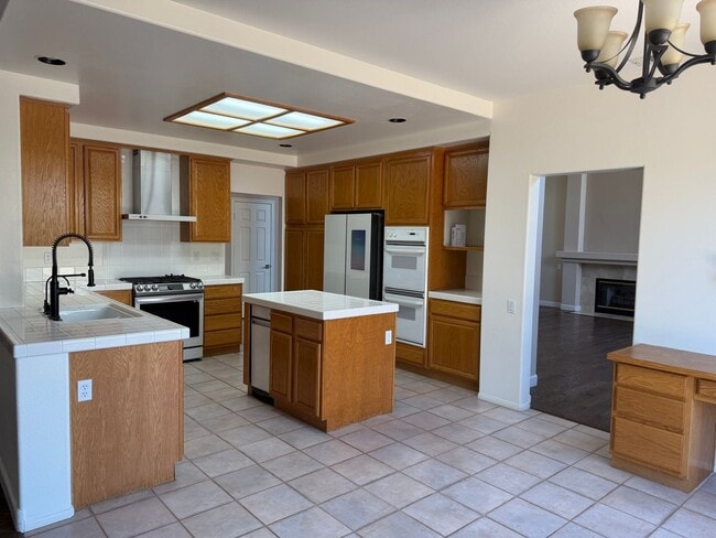 Building Photo - 841 Rosebud Dr