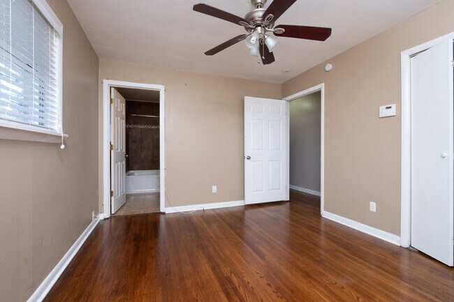 Master bedroom with en suite bathroom. - 2 Dove Circle