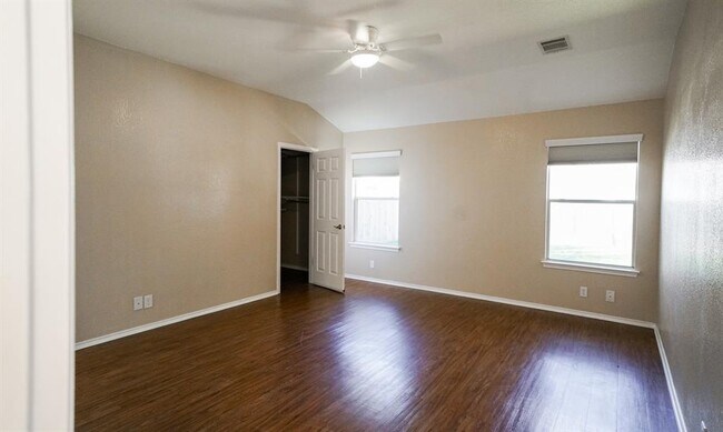 Building Photo - 5018 Cleves St