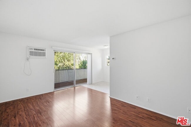 Foto del edificio - 14551 Vose St