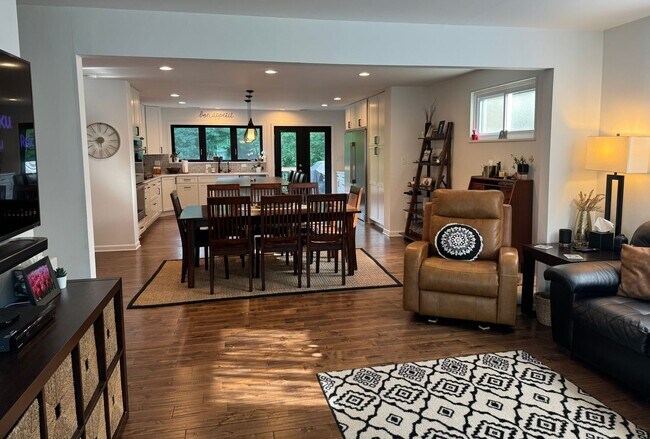 Building Photo - Renovated Rockville Rambler